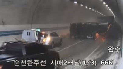 30 aracın birbirine girdiği zincirleme kaza anı kameralara böyle yansıdı!