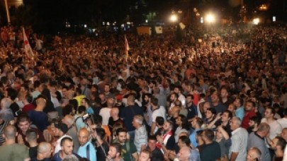 Gürcistan'da protestocular parlamentoyu kuşattı