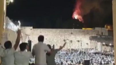 Mescid-i Aksa'dan alevler yükseldi,  fanatik Yahudiler o anları sevinç çığlıklarıyla kutladı!
