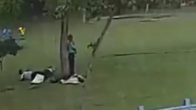 Ağacın altında bekleyen 4 kişinin üzerine yıldırım düştü: Sorası felaket!