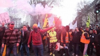 Fransa'da Grevler Yüzünden Sosyal Kaos Sürüyor