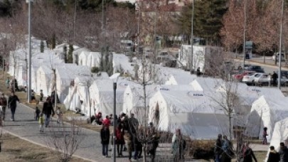 Elazığ'daki Deprem Çadırında Nargile Keyfi Yapan Suriyeli Pes Dedirtti!