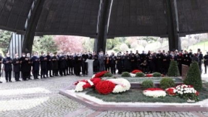 Erdoğan,  Özal’ın kabri başında Kuran-ı Kerim okudu