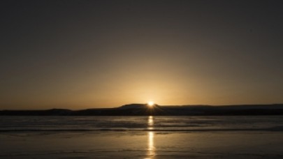  Kars'ta yüzeyi buz tutan baraj,  gün batımı manzarasıyla büyülüyor
