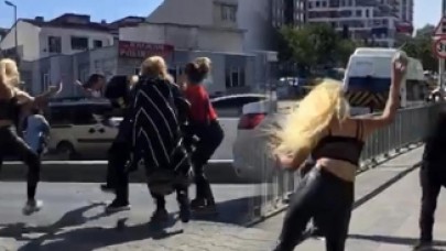 Esenyurt'ta dört kadın bir adamı tekme tokat dövdü