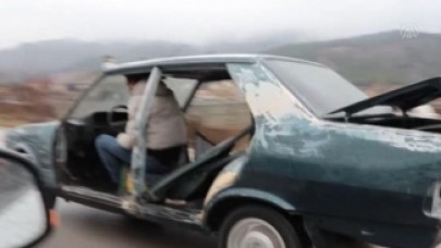 Kapısı ve koltuğu olmayan otomobilde tehlikeli yolculuk