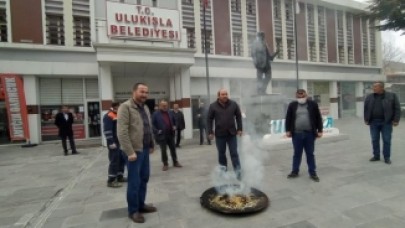 Tütsü yakıp virüsü ilçeden kovduğunu iddia eden belediye başkanının sözleri pes dedirtti!