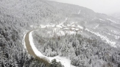  Ankara'da gece saatlerinde başlayan kar yağışı,  kenti beyaza bürüdü