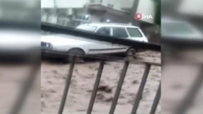 Manisa'da sel felaketi: Sel suları otomobili böyle sürükledi