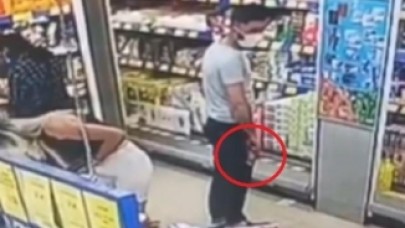 Alışveriş yapan kadının gizlice fotoğraflarını çeken kişi kamerada