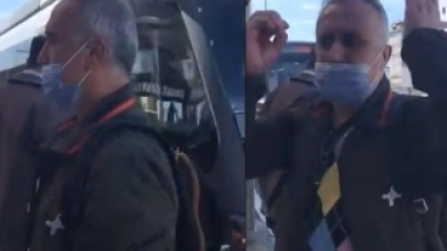 Metrobüs Durağında Genç Kızlara "Edep" Diye Bağıran Şahısa Büyük Tepki!