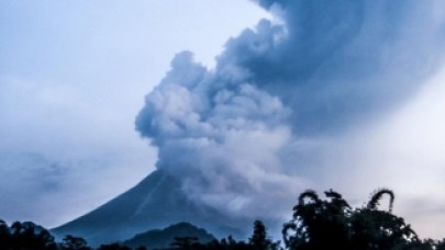 Merapi yanardağı patladı
