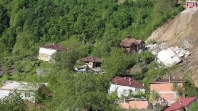 Ordu'da heyelanlı bölgedeki 15 ev yıkıldı
