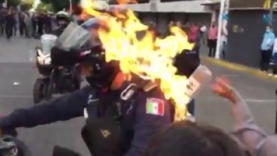 Eylemcilerin polisi ateşe verdiği o anlar kameraya yansıdı