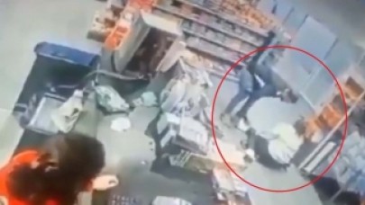 Yazıklar olsun! Gözlerinin önünde dayak yiyen kadını film izler gibi izlediler