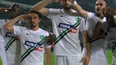 Fenerbahçeli taraftar asker selamı yapan futbolcuya çakmak fırlattı