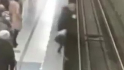 Telefonuna bakarak yürüyen kadın son anda ölümden kurtuldu!