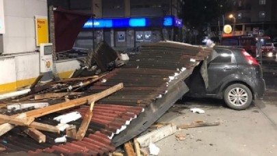 İstanbul'da fırtına hayatı olumsuz etkiledi