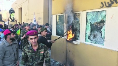 Iraklı Protestocular ABD Büyükelçiliğinin Bir Kapısını Daha Ateşe Verdi
