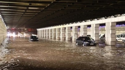 İzmir'de sağanak sel ve su baskınlarına neden oldu