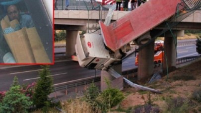 Asılı kalan tırın içindeki şoför,  kurtarılmayı böyle bekledi