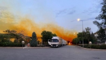 Fabrikanın kimyasal madde tankından sızıp havayla karışan asit,  gökyüzünü turuncuya boyandı
