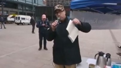 Finlandiya'da aşırı sağcı lider Kur'an-ı Kerim'i yırtıp yere attı