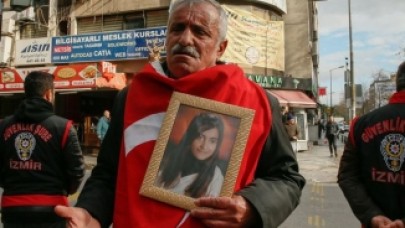 Dağa Kaçırılan Kızına Kavuşmak İçin Evlat Nöbetini İzmir'de Sürdürdü