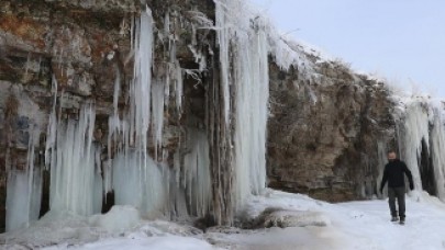 Ağrı'da Oluşan Uzun Buz Sarkıtları Fotoğrafçıların İlgi Odağı Oldu