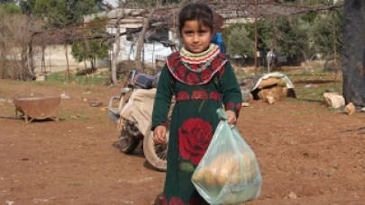 Suriye'de Zor Şartlarda Yaşayan Ailelere Sıcak Yemek Yardımı