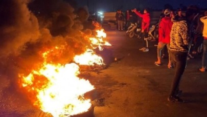 Irak'ta göstericiler yolları trafiğe kapatmaya devam ediyor