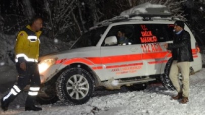 Yüksekova'da Yolu Kapanan Köydeki Hasta Çocuk Kurtarıldı