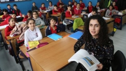 Görme Engelli Zeynep Öğretmen Öğrencilerine Işık Oluyor