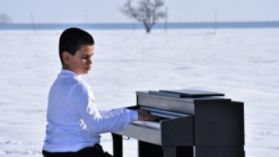  "Kusursuz kulak" Bager,  karla kaplı Muş Ovası'nda piyano çaldı