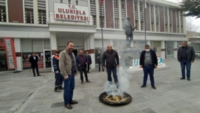 Belediye ekibi koronavirüs gitsin diye tütsü yakıp ilçeyi gezdi