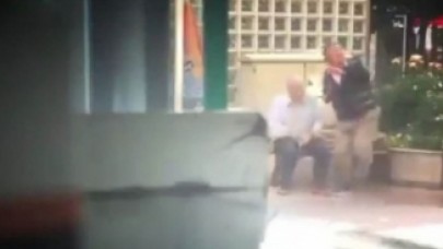 Yasağa rağmen dışarı çıkan yaşlıların kafasına su attılar!