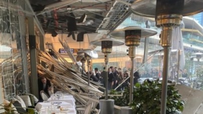 Zorlu Center'da Bulunan Restoranın Çatısı Çöktü,  Yaralılar Var