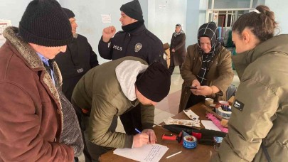 Görevliler yardım merkezine getirilen yorganın içinden çıkanı görünce gözlerine inanamadı