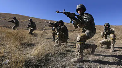 İki ülke arasında ipler iyice gerildi: Sınırda birbirlerine ateş açtılar!