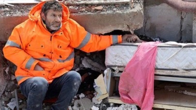 Enkaz altındaki kızının elini bırakmayan baba ilk kez konuştu