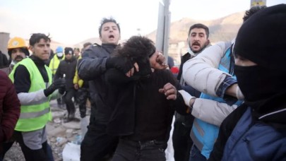 Hatay'da deprem bölgesi karıştı. Hırsızlar kamyonlarla geldi. Halkın elinden polis aldı