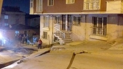 İstanbul'da neler oluyor? Yol yarıldı,  binalar tahliye edildi