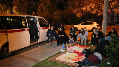 İzmir diken üstünde: Vatandaşlar sokakta sabahladı