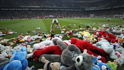 Beşiktaş taraftarı,  depremzede çocuklar için sahayı oyuncaklarla donattı