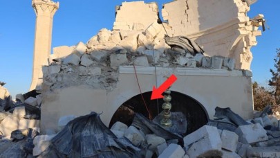 Asrın felaketinde yıkılan Hazreti Ukkaşe Türbesi'nde tüyleri diken diken eden görüntü