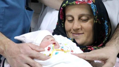 Savaş gemisinde bir ilk! Depremzede çiftin bebekleri TCG Bayraktar'da doğdu