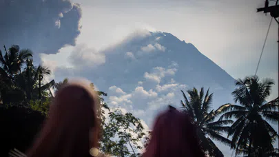 Dünyada yer yerinden oynuyor. Dev yanardağda patlama. Lavlar 100 metre yükseldi,  insanlar dehşet içinde