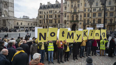 İngiltere'de kralın tahtı sallanıyor: Monarşiye karşı olanlar sokağa indi