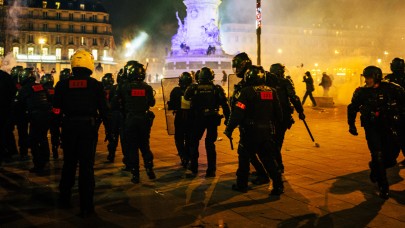 Fransa'da 1 milyon kişi sokağa indi. Paris'i ateş verdiler