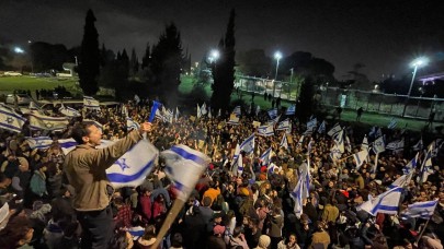 İsrail'de yüzbinler sokakta. Netenyahu'nun koltuğu sallanıyor: Arap Baharı benzetmesi